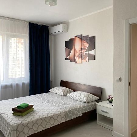 Cozy Apartment On Gmyri 12B Near Metro Poznyaki كييف المظهر الخارجي الصورة